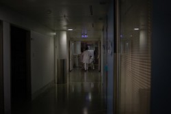 Un estudio apunta que el SARS-CoV-2 es "no transmisible" en superficies de hospitales
