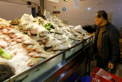 Un estudio apunta que una pescadera del mercado de mariscos de Wuhan es el primer caso conocido de COVID-19