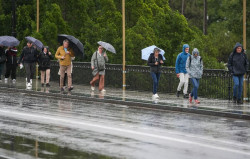 Un frente asociado a una borrasca dejará este lunes lluvia en la mitad norte y cielos nubosos y viento en el resto
