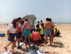  Un hombre de 82 a&ntilde;os sufre una parada cardiorrespiratoria en la playa de Loredo