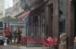 Un incendio en la calle Mártires de Torrelavega causa daños en el bar Urbano`s y varios negocios