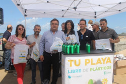 Un millar de personas participa en la II Fiesta de Concienciación Ecoturística en las playas de la villa