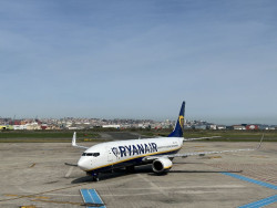  Un vuelo de Edimburgo llega al Seve con m&aacute;s de nueve horas de retraso tras desviarse a Madrid
