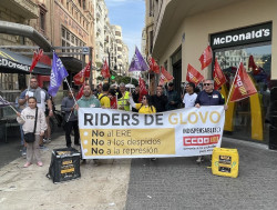 Una concentraci&oacute;n de `riders` exige a Glovo "suspender el ERE": "Podr&iacute;an despedir a 766 empleados"