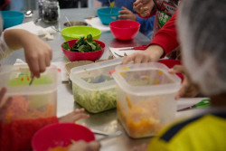Una experta defiende crear laboratorios de cocina en los centros escolares: "Los ni&ntilde;os deben comprender qu&eacute; comen"