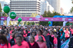 Una `marea rosa` de 36.000 mujeres vibra en Madrid en una hist&oacute;rica Carrera de la Mujer