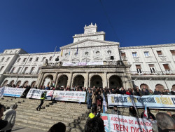 Una multitudinaria protesta en Ferrol exige un "tren del siglo XXI" y denuncia que la comarca sigue perdiendo servicios