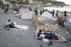Una ONG alemana cargar&aacute; los m&oacute;viles de los desamparados marroqu&iacute;es que invadieron Ceuta  y no vuelven a su Pa&iacute;s