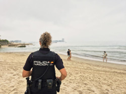 Una polic&iacute;a nacional fuera de servicio salva la vida a una ba&ntilde;ista arrastrada por la corriente en Samil (Vigo)