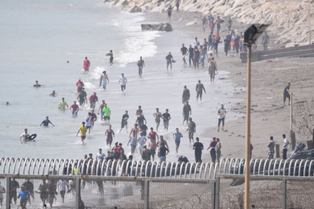 Unos 1000 marroqu&iacute;es acampan en las inmediaciones del Centro de Estancia Temporal de Inmigrantes (CETI) de Ceuta
