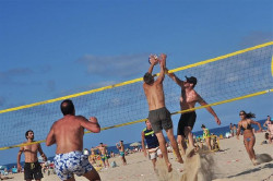 Unos 300 jugadores de 49 equipos participarán este fin de semana en el torneo de Voley Playa `Villa de Noja`