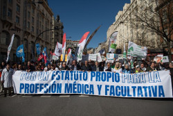 Unos 5.000 m&eacute;dicos piden en Madrid la dimisi&oacute;n de M&oacute;nica Garc&iacute;a y un Estatuto Marco propio