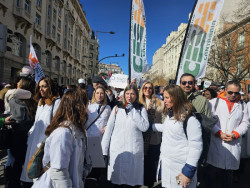 Unos 5.000 m&eacute;dicos piden en Madrid la dimisi&oacute;n de M&oacute;nica Garc&iacute;a y un Estatuto Marco propio