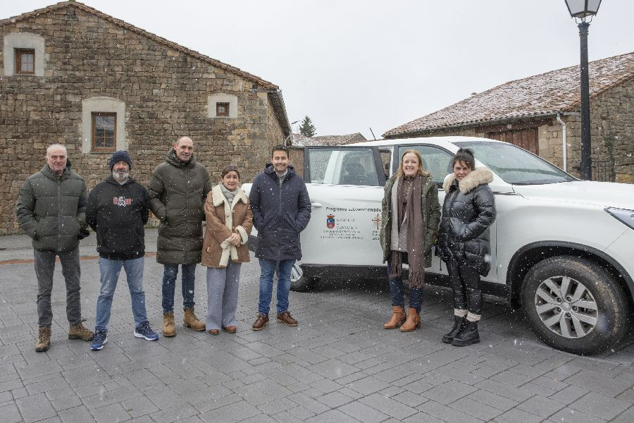 Urrutia inaugura la nueva p&eacute;rgola de la plaza de Hormiguera