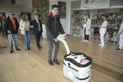 Valdecilla acoge la primera prueba en un entorno sanitario del robot de asistencia de la ONCE `AcessRobot`