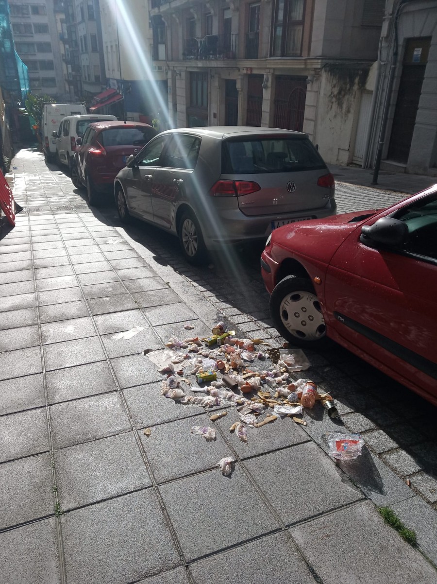 Vecinos de la calle Gravina se quejan de la suciedad y basura esparcida