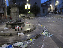 Vecinos de Pombo denuncian "un botellón masivo, ruido y basura" por Halloween sin "ninguna intervención municipal"