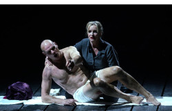 Vejez, salud mental y ca&iacute;da a los infiernos: el Lear` de Bieito cuestiona en el Teatro Real el papel de los mayores