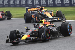 Verstappen arrebata la pole a Sainz en una accidentada clasificaci&oacute;n en Bak&uacute;