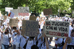 VÍDEO: Más de mil aspirantes MIR se concentran frente Sanidad para reclamar elección telemática en tiempo real