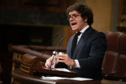 Vox culpa a la inmigración del estancamiento de los salarios y pide cesar la llegada "masiva" de extranjeros