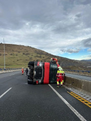  Vuelca un cami&oacute;n en el viaducto de Montabliz, en la A-67