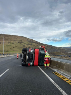  Vuelca un cami&oacute;n en el viaducto de Montabliz, en la A-67