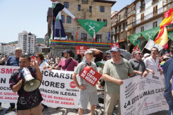 Vuelven a coincidir en Castro dos movilizaciones a favor y en contra del centro de menores