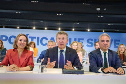 Y los inmigrantes regularizados, 1 mill&oacute;n, si no hay empleo-contrato que hacen con ellos, les meten al paro o les mandan a la Moncloa