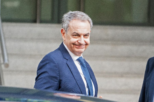 Zapatero, el enjoyado, se monta una auto entrevista en la TVE, lo pone peor y no saca a las hijas de una imputaci&oacute;n