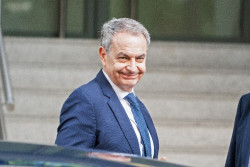 Zapatero se monta una auto entrevista en la TVE y lo pone peor