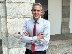 Zuloaga critica que "cerrar consultorios rurales" no es la solución para la Sanidad de Cantabria